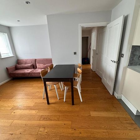 2-Bedroom Flat Walking Distance To Excel London - Perfect Location! エクステリア 写真